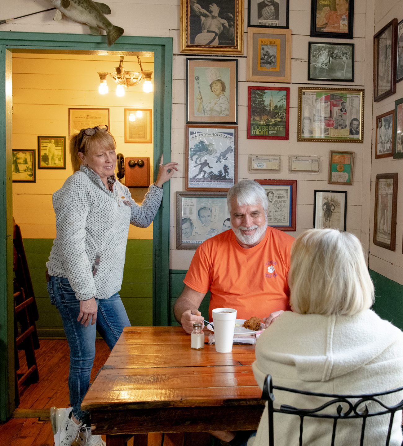 diners at table talking to owner of Lone Star Barbeque and Grill in Santee South Carolina